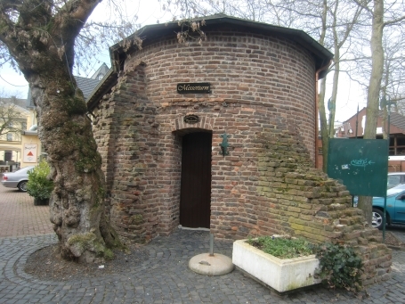 Brüggen : Burgweiherplatz, Messerturm ( Eckturm ) 